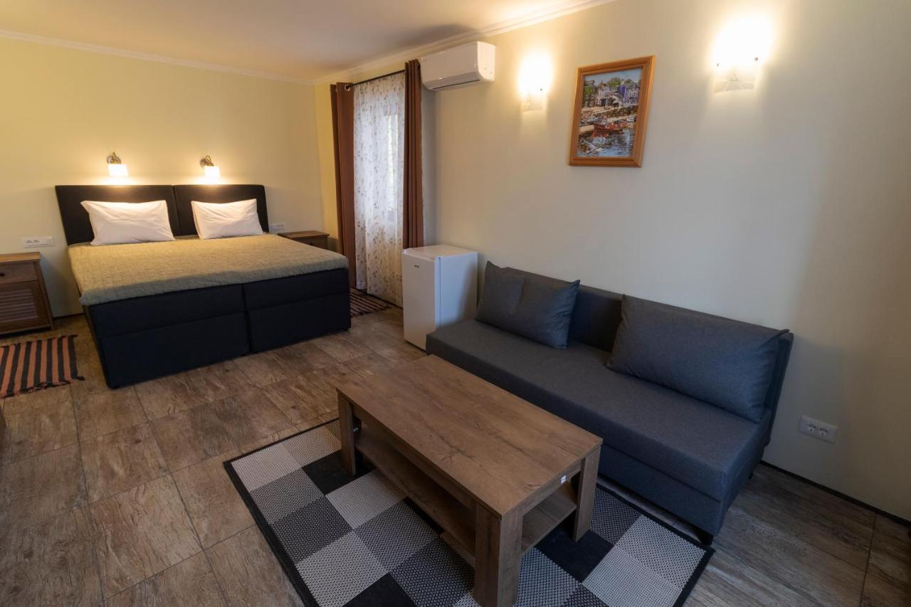 Taverna & Rooms Sutivan Luaran gambar