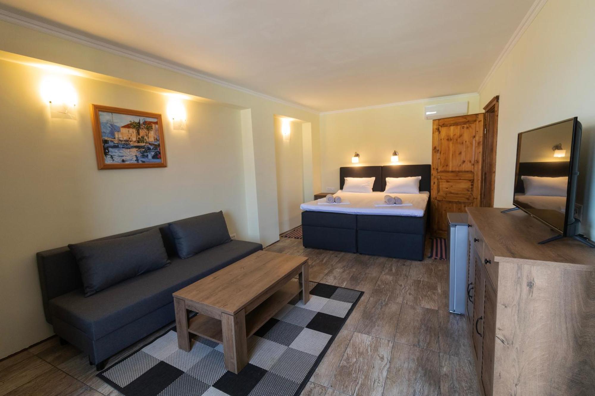 Taverna & Rooms Sutivan Luaran gambar