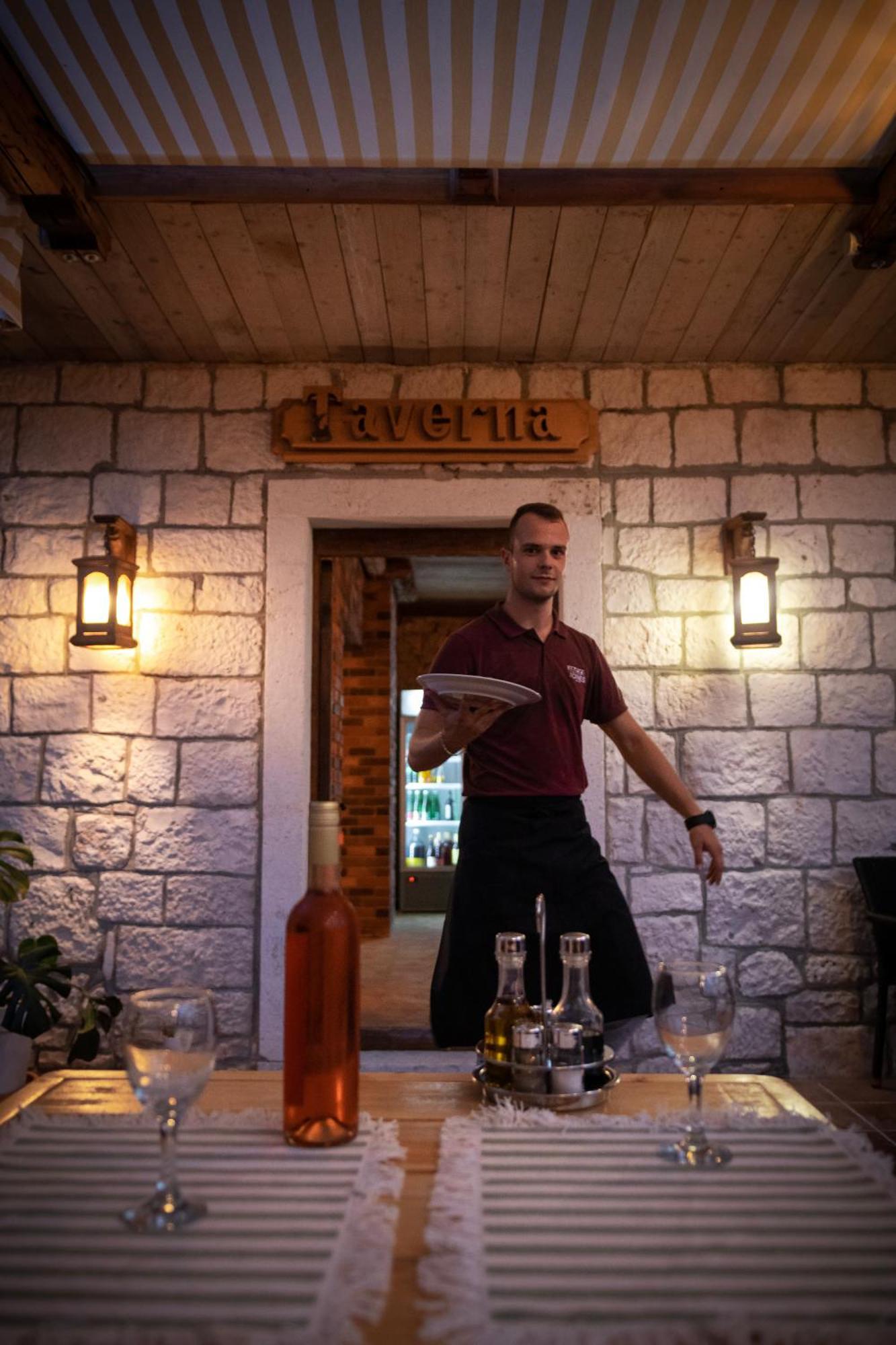 Taverna & Rooms Sutivan Luaran gambar