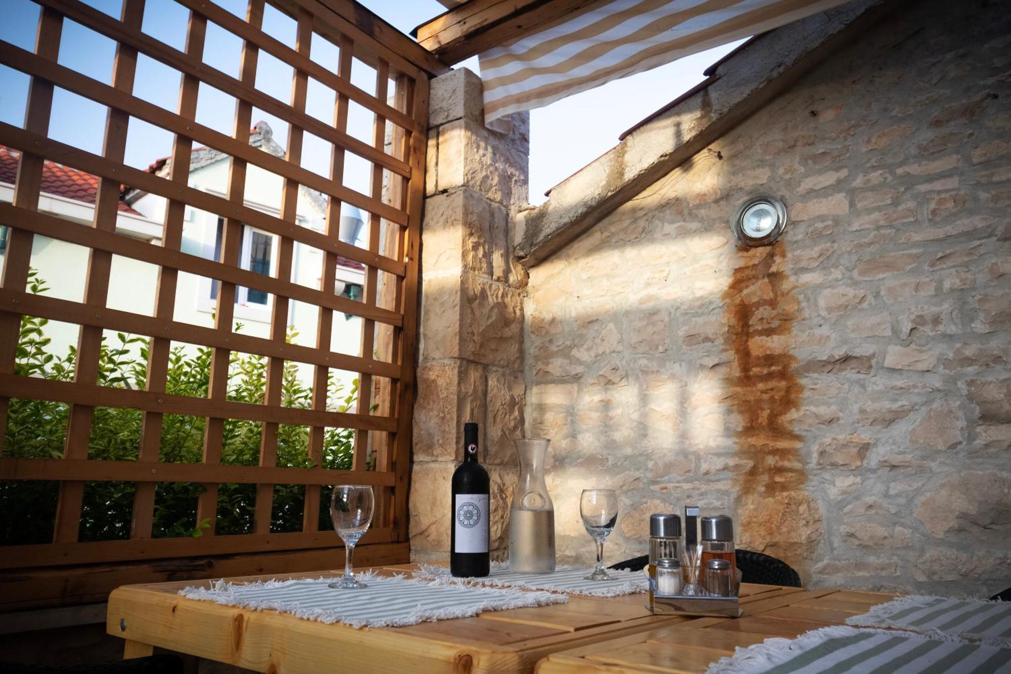 Taverna & Rooms Sutivan Luaran gambar